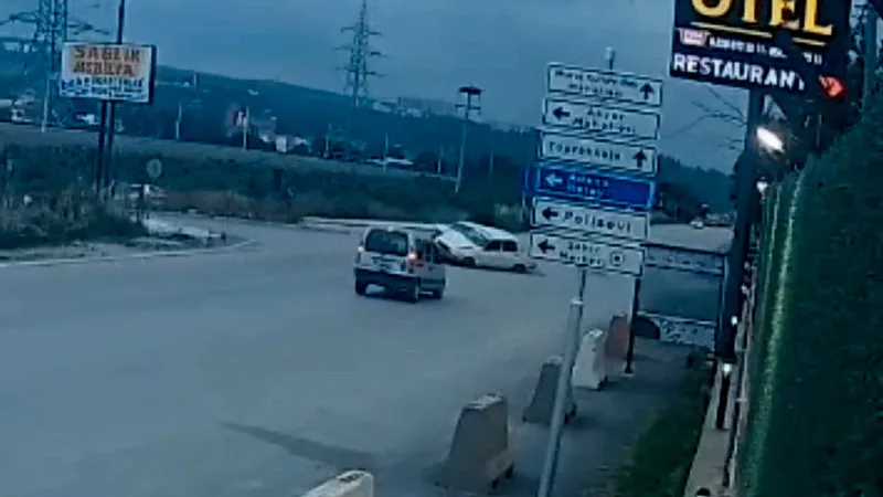 Osmaniye'de D-400 kara yolu üzerinde 3 aracın karıştığı zincirleme trafik