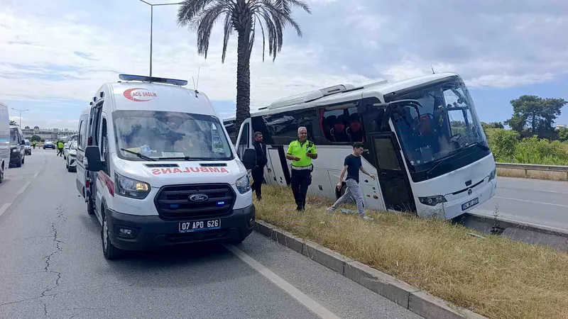 Alanya-Antalya D-400 Kara Yolu'nda şehirlerarası yolcu otobüsü refüje çıkarak palmiye