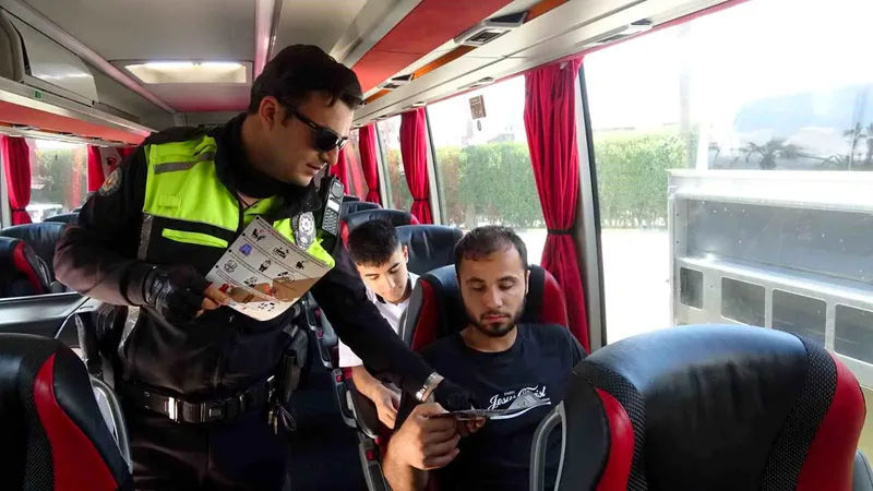 Hatay'da bayram öncesi otogarda trafik ekipleri, vatandaşları emniyet kemeri kullanımı