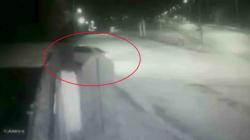 Hatay Reyhanlı'da sürücünün kontrolünü kaybettiği otomobil, bahçe duvarına çarptı. Kaza