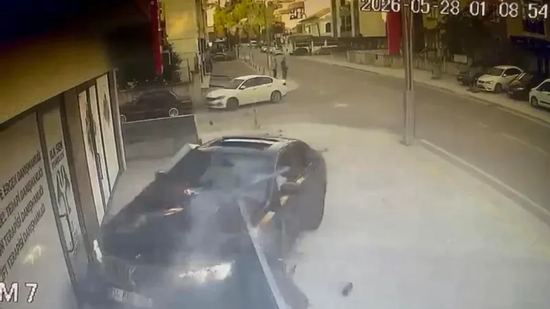 Kocaeli'nin İzmit ilçesinde kontrolden çıkan otomobil, psikolojik danışmanlık merkezine daldı.