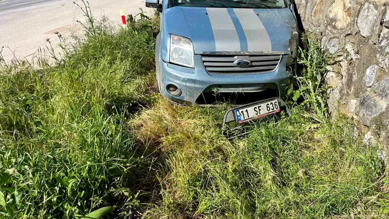 Bilecik'in Osmaneli ilçesinde direksiyon hâkimiyetini kaybeden otomobil sürücüsü istinat duvarına