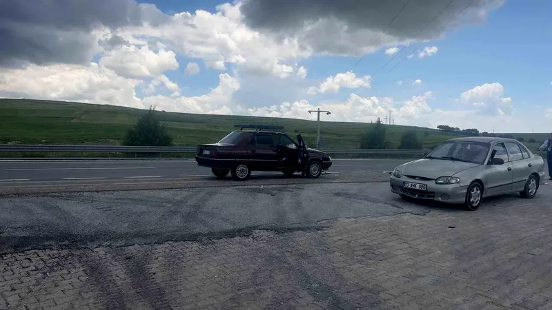 Afyonkarahisar'ın Bolvadin ilçesi çıkışında iki otomobilin çarpıştığı kazada 1 kişi