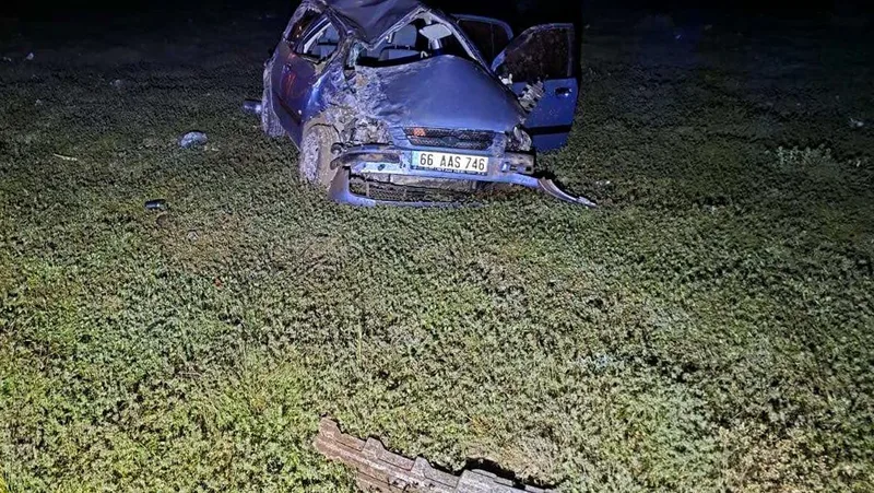Afyonkarahisar'ın Emirdağ ilçesinde kontrolden çıkan otomobil takla atarak şarampole devrildi.