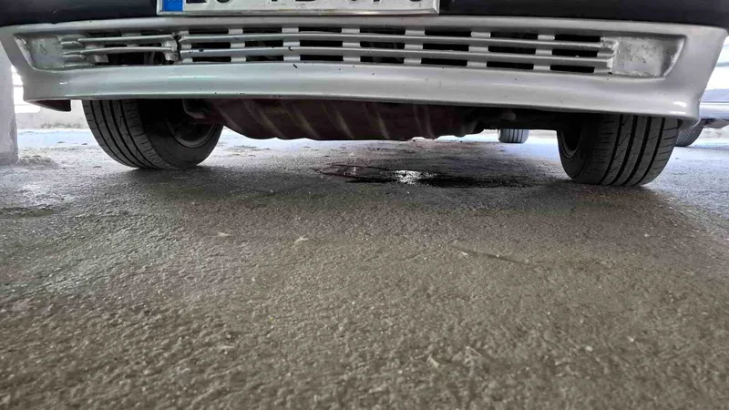 Eskişehir'de katlı otoparkta yakıt sızdıran bir otomobil kısa süreli paniğe