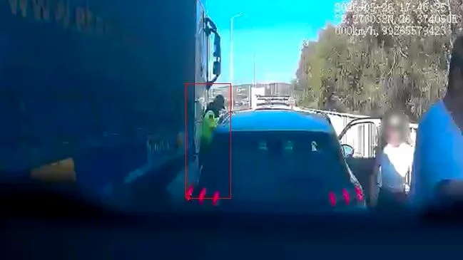 İzmir'in Çeşme ilçesinde, otoyolda yakıtı biten araca yardım eden jandarma
