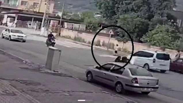 Hatay'ın Payas ilçesinde yolun karşısına geçmeye çalışan bir çocuk, sağına