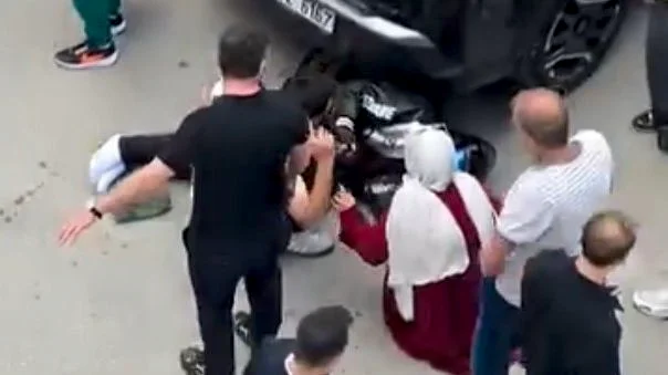 Pendik'te bir motosikletin otomobile çarpması sonucu 1 kişi hafif yaralandı.