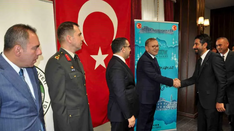 Kars'ta Kurban Bayramı dolayısıyla Polis Evi'nde düzenlenen bayramlaşma programına Vali