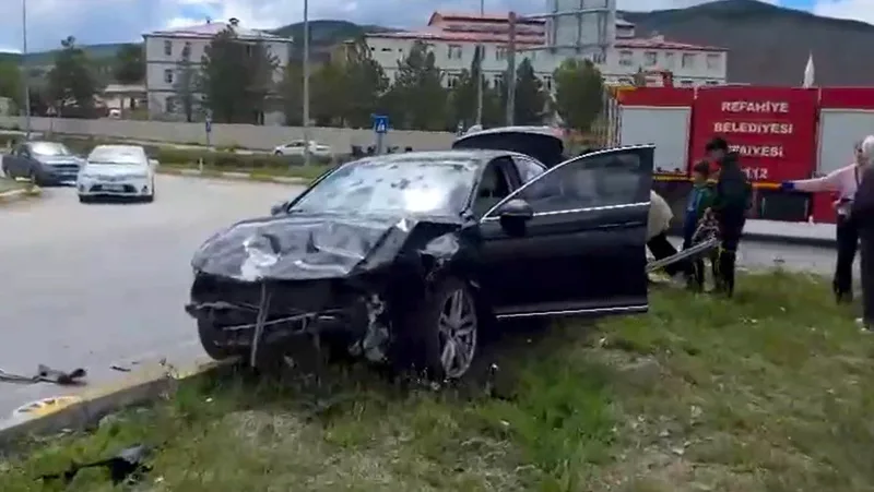 Erzincan'ın Refahiye ilçesinde iki otomobilin çarpışması sonucu 6 kişi yaralandı.
