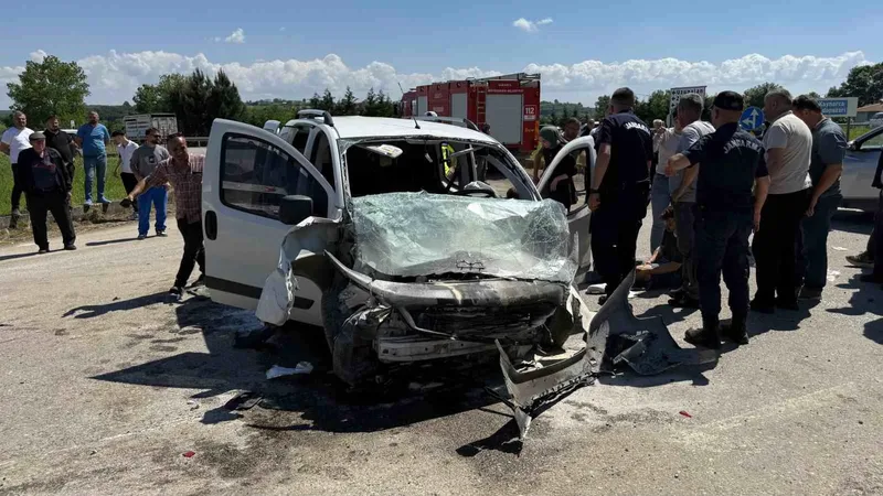 Sakarya'nın Kaynarca ilçesinde iki aracın çarpıştığı kazada 3'ü çocuk 7