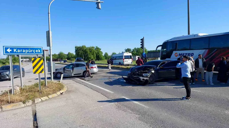 Sakarya'nın Akyazı ilçesinde bayram tatili dönüşü sırasında meydana gelen zincirleme