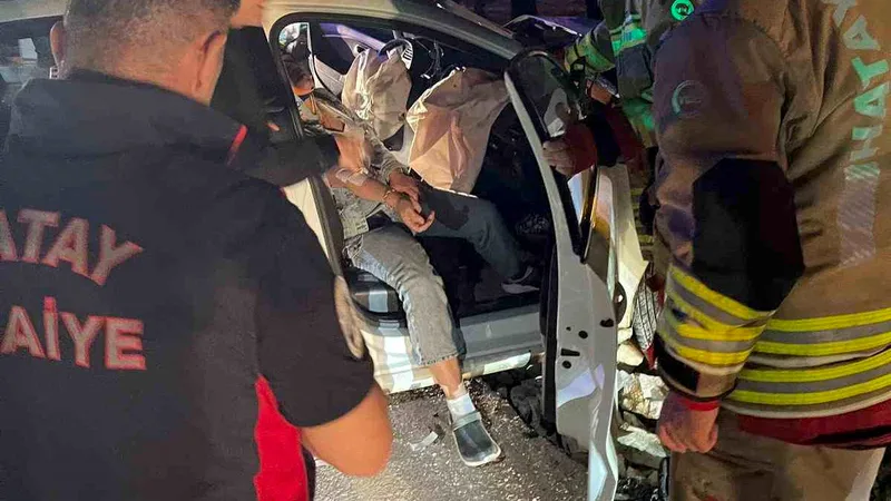 Hatay Samandağ'da iki otomobilin kafa kafaya çarpışması sonucu 2'si çocuk