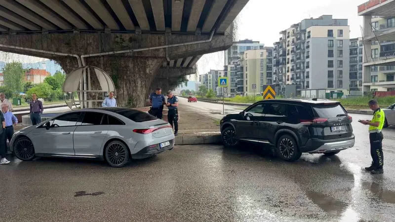 Samsun'un Canik ilçesinde, iki bulvarın kesiştiği kavşakta meydana gelen trafik