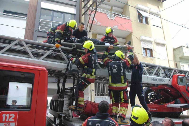 Balıkesir’de bir apartmanın boşluğunda şarja takılan elektrikli motosiklette yangın çıktı.
