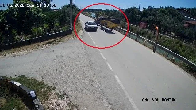 Antalya'nın Serik ilçesinde meydana gelen trafik kazasında otomobilin neden olduğu