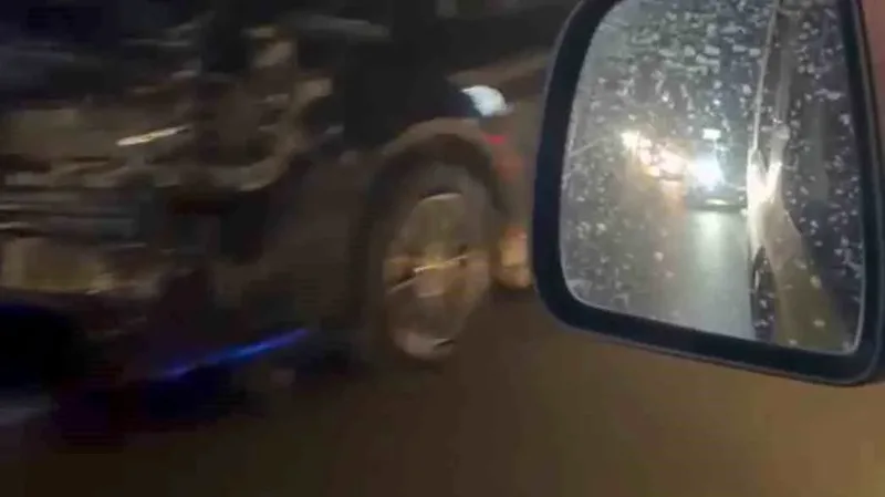 Antalya'nın Serik ilçesinde VİP minibüs ile çarpışan kurye motosiklet sürücüsü