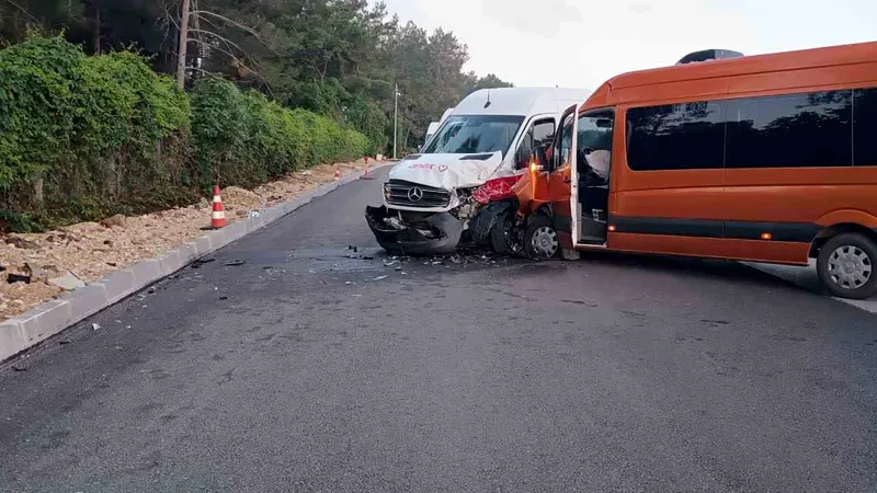 Antalya'nın Serik ilçesinde iki tur minibüsünün çarpışması sonucu 13 turist
