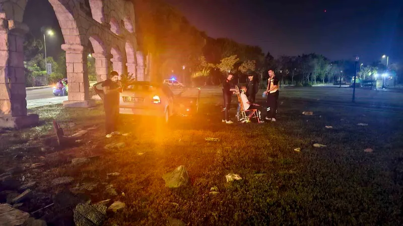 Antalya'nın Serik ilçesinde kontrolden çıkan otomobil dekoratif surlara çarptı. Kazada