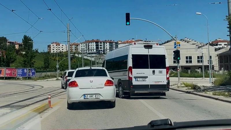 Eskişehir'de bir servis şoförü, trafik kaynaklı çekişme yaşadığı otomobilin üzerine