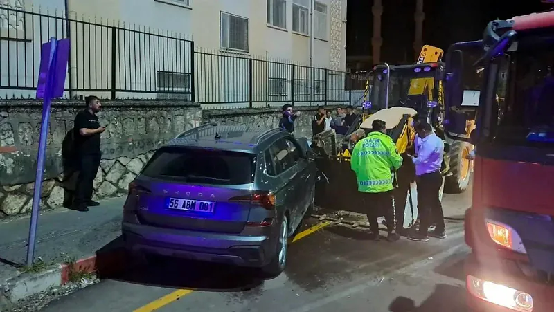 Siirt'te otomobil ile kepçenin çarpışması sonucu 5 kişi yaralandı. Kaza