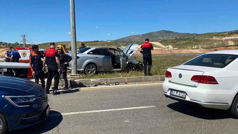Siirt çevre yolunda iki otomobilin çarpışması sonucu 6 kişi yaralandı.