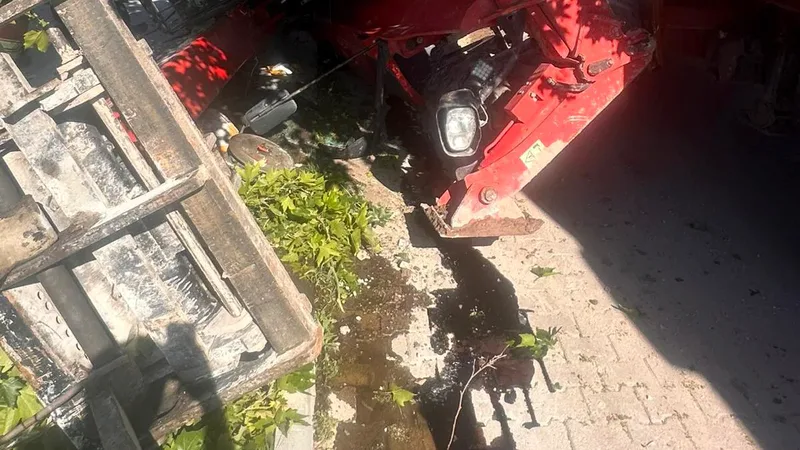 Sındırgı'da tıra yüklenmeye çalışılan iş makinesi devrildi. Sıkışan sürücü, itfaiye