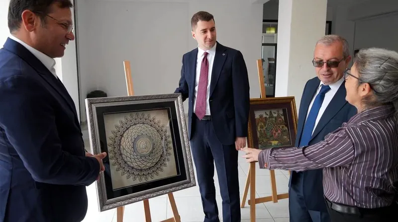 Sındırgı Kaymakamı Doğukan Koyuncu, Halk Eğitimi Merkezi'nde açılan rölyef kursunu