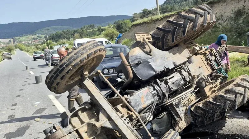 Balıkesir Sındırgı'da kontrolden çıkan traktör devrildi. Sürücü tonlarca ağırlıktaki aracın
