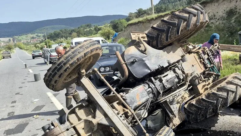 Balıkesir Sındırgı'da kontrolden çıkan traktör devrildi. Sürücü aracın altında kalarak