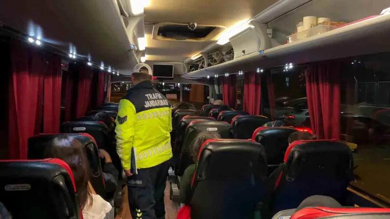 Kurban Bayramı öncesi sivil trafik jandarmaları şehirlerarası yolcu otobüslerinde görev