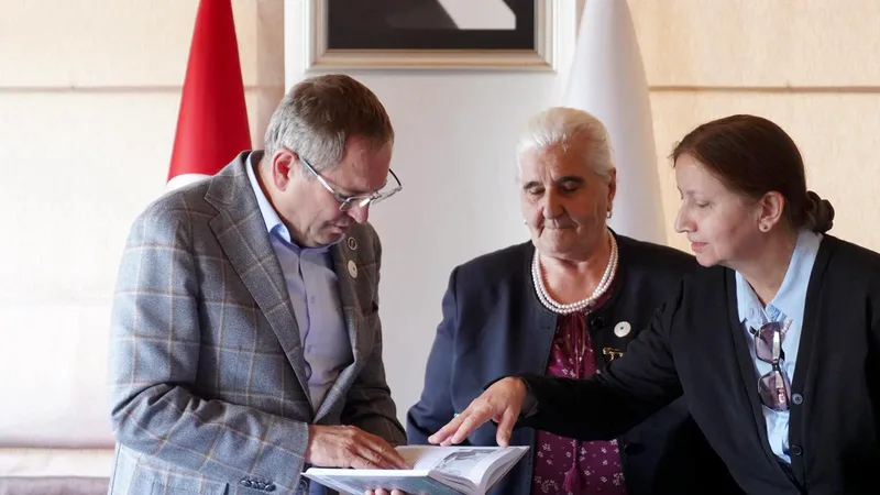 Srebrenitsa Anneleri Derneği, Bosna soykırımını unutturmamak için mücadelesini sürdürüyor. Munira