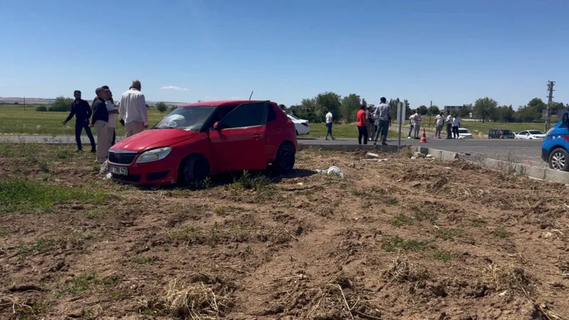 Şanlıurfa'nın Suruç ilçesi çevreyolunda iki aracın kavşakta çarpışması sonucu meydana