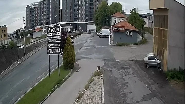 Nevşehir'de direksiyon başında bayıldığı iddia edilen sürücünün kontrolünden çıkan otomobil,