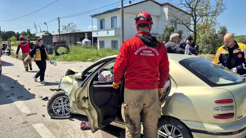 Balıkesir-Bandırma kara yolu Susurluk'ta iki aracın çarpıştığı feci kazada 6
