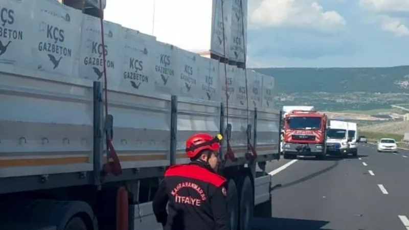 TAG Otoyolu Narlı gişeleri mevkiinde yardım bekleyen tıra arkadan çarpan