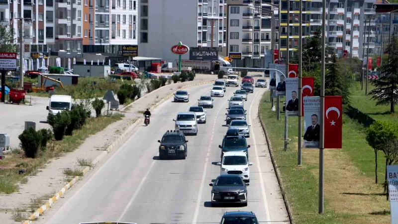9 günlük Kurban Bayramı'nın son gününde Afyonkarahisar-Antalya kara yolunda araç