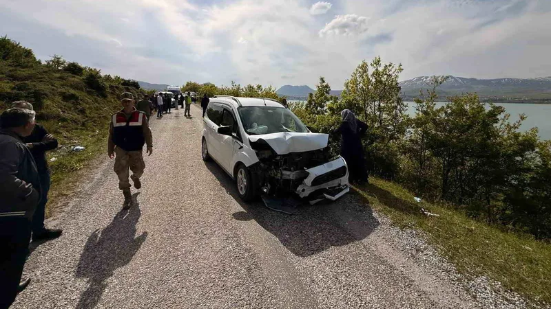 Bitlis'in Tatvan ilçesinde otomobil ile kamyonetin çarpışması sonucu 6 kişi