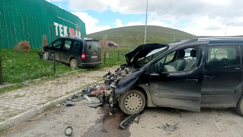 Erzurum'un Tekman ilçesinde meydana gelen trafik kazasında 6 kişi yaralandı.