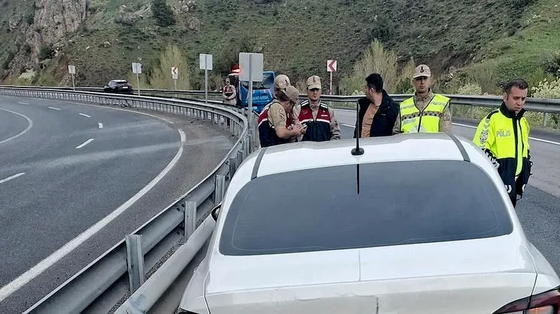 Erzincan'ın Tercan ilçesinde kontrolden çıkan otomobil, orta refüjdeki çelik bariyere