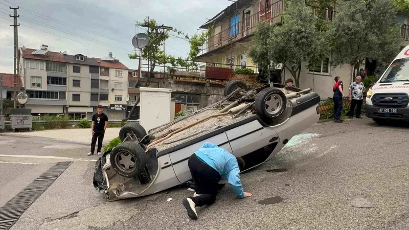 Zonguldak'ın Alaplı ilçesinde freni boşalan Tofaş marka otomobil yokuş aşağı