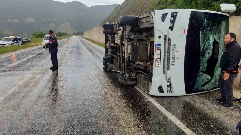 Tokat'ın Reşadiye ilçesinde cenaze dönüşü minibüsün itfaiye aracına çarparak devrildiği