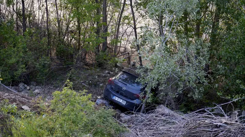 Gümüşhane'nin Torul ilçesinde kontrolden çıkan otomobil, yaklaşık 70 metre savrularak