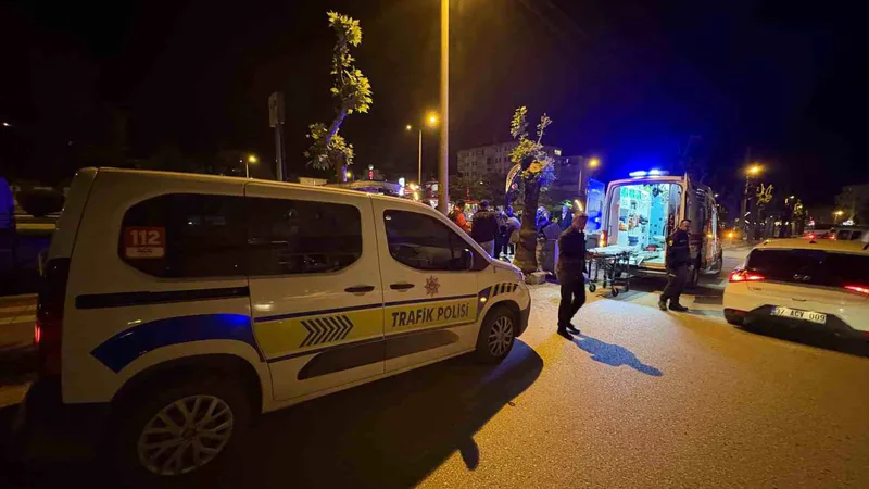 Kastamonu'nun Tosya ilçesinde park halindeki otomobile çarpan motosikletin sürücüsü yaralandı.