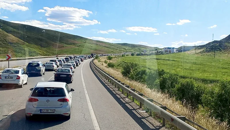 Bayram tatilinin ardından Trabzon'dan Ankara ve İzmir istikametinde yola çıkan