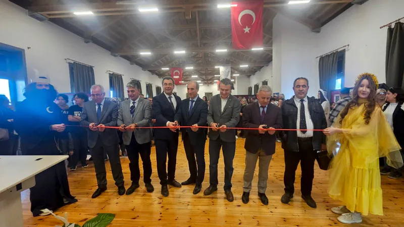 Ayvalık Anadolu Lisesi'nde öğrenciler tarafından hazırlanan Türk mitolojisi sergisi sanatseverlerle