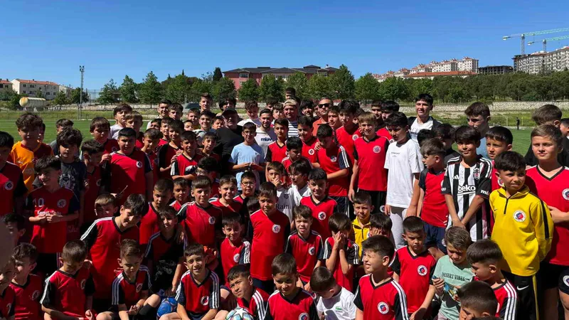 Fenerbahçeli futbolcu Cengiz Ünder, Kurban Bayramı ziyareti kapsamında geldiği Balıkesir'in