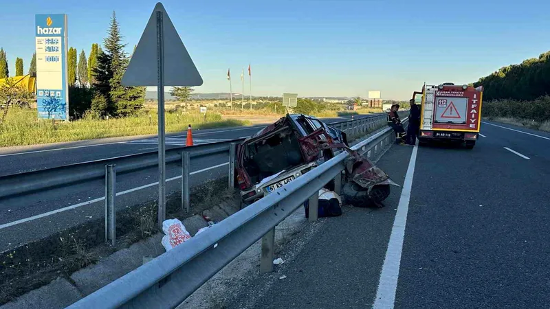 Uşak-İzmir Karayolu'nda kontrolden çıkan cipin refüje çarpması sonucu meydana gelen