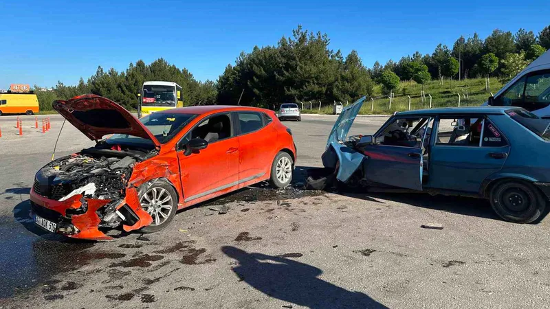 Uşak'ta iki otomobilin çarpışması sonucu 5 kişi yaralandı. Kaza, Karaağaç