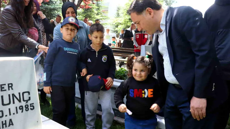 Kayseri Valisi Gökmen Çiçek, Kurban Bayramı arifesinde Kartal Şehitliği'ni ziyaret